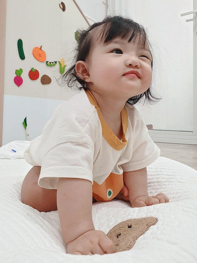 Con gái đông nhi ông cao thắng bé xíu đã chú ý dàn trai đẹp hơn bố mẹ - 1