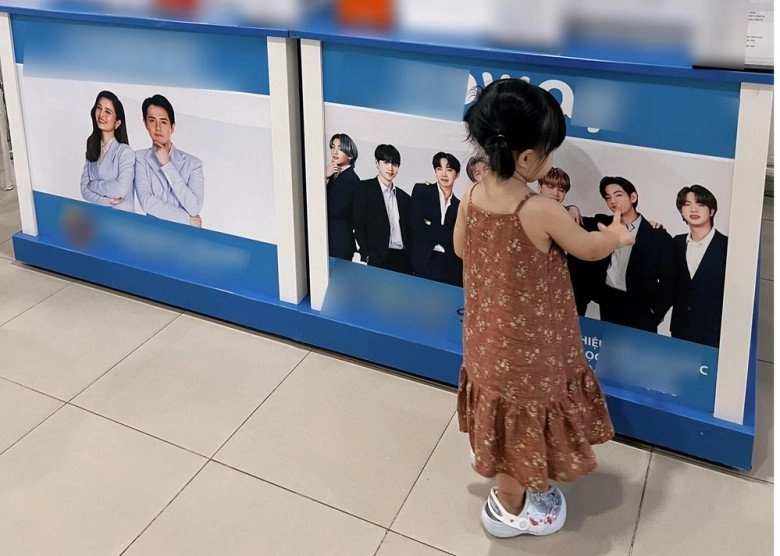 Con gái đông nhi ông cao thắng bé xíu đã chú ý dàn trai đẹp hơn bố mẹ - 2