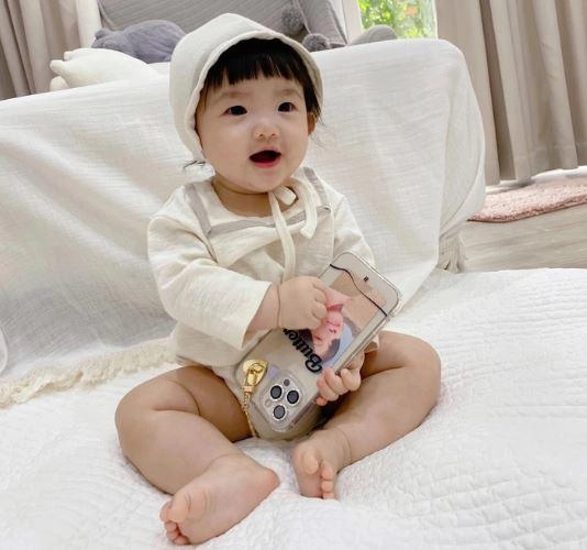Con gái đông nhi ông cao thắng bé xíu đã chú ý dàn trai đẹp hơn bố mẹ - 4