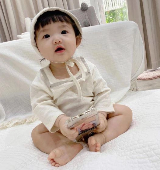 Con gái đông nhi ông cao thắng bé xíu đã chú ý dàn trai đẹp hơn bố mẹ - 5