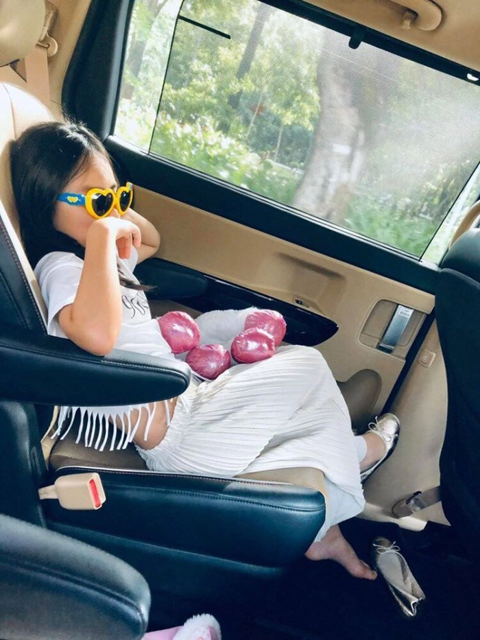 Con gái đông nhi ông cao thắng bé xíu đã chú ý dàn trai đẹp hơn bố mẹ - 7
