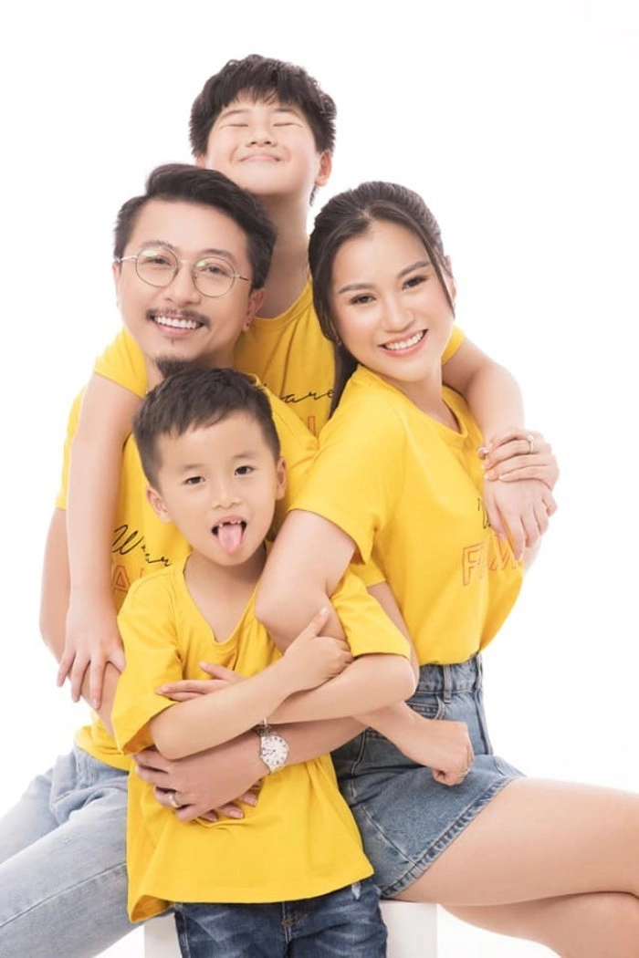 Con gái đông nhi ông cao thắng bé xíu đã chú ý dàn trai đẹp hơn bố mẹ - 9