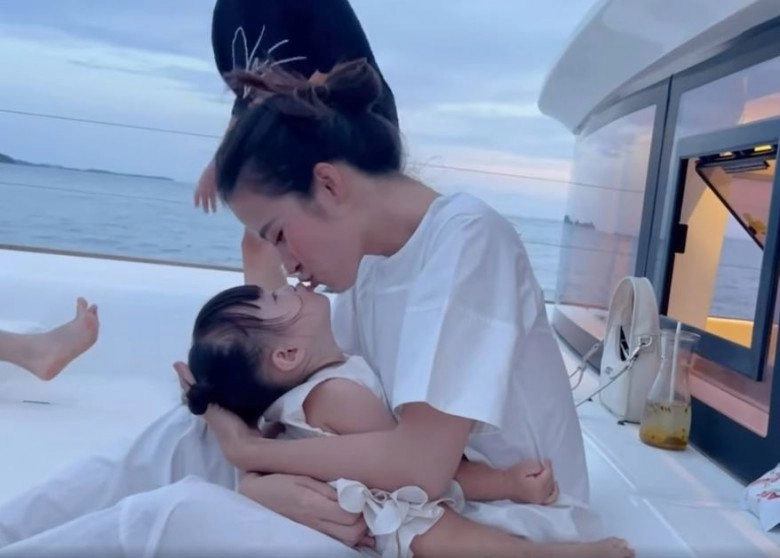 Con gái đông nhi ông cao thắng bện hơi mẹ liên tục dụi mặt vào ngực mẹ để hít hà thấy thương - 1
