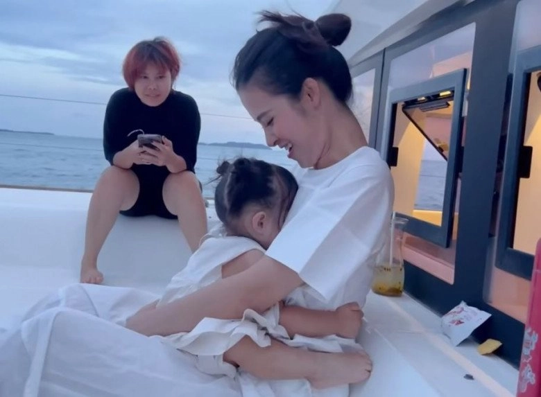 Con gái đông nhi ông cao thắng bện hơi mẹ liên tục dụi mặt vào ngực mẹ để hít hà thấy thương - 2
