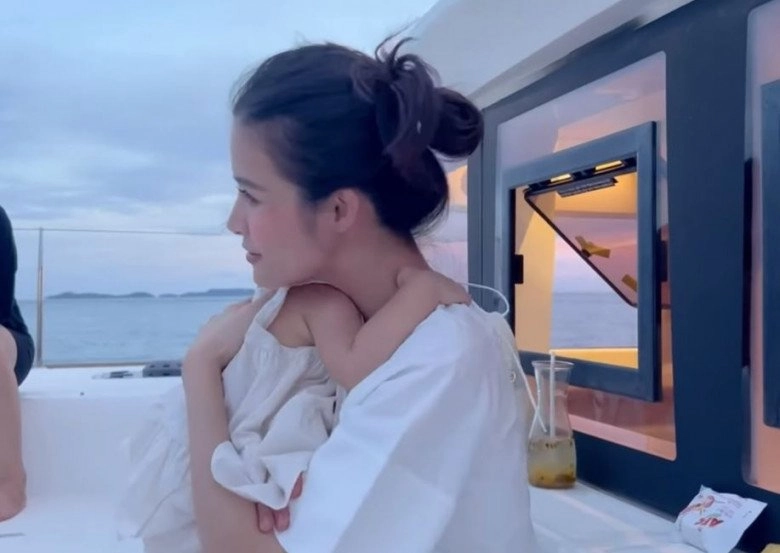 Con gái đông nhi ông cao thắng bện hơi mẹ liên tục dụi mặt vào ngực mẹ để hít hà thấy thương - 3