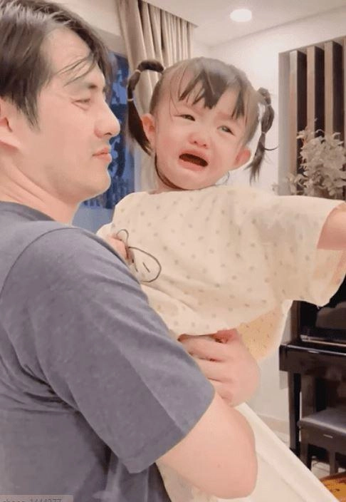 Con gái đông nhi ông cao thắng bện hơi mẹ liên tục dụi mặt vào ngực mẹ để hít hà thấy thương - 4