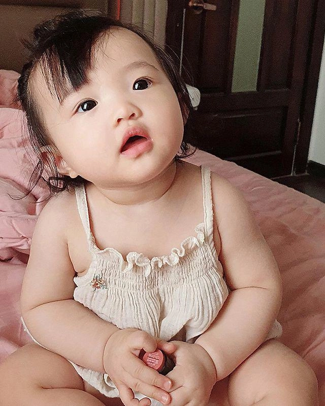 Con gái đông nhi ông cao thắng càng lớn càng xinh như thiên thần da trắng ngần bụ bẫm - 1