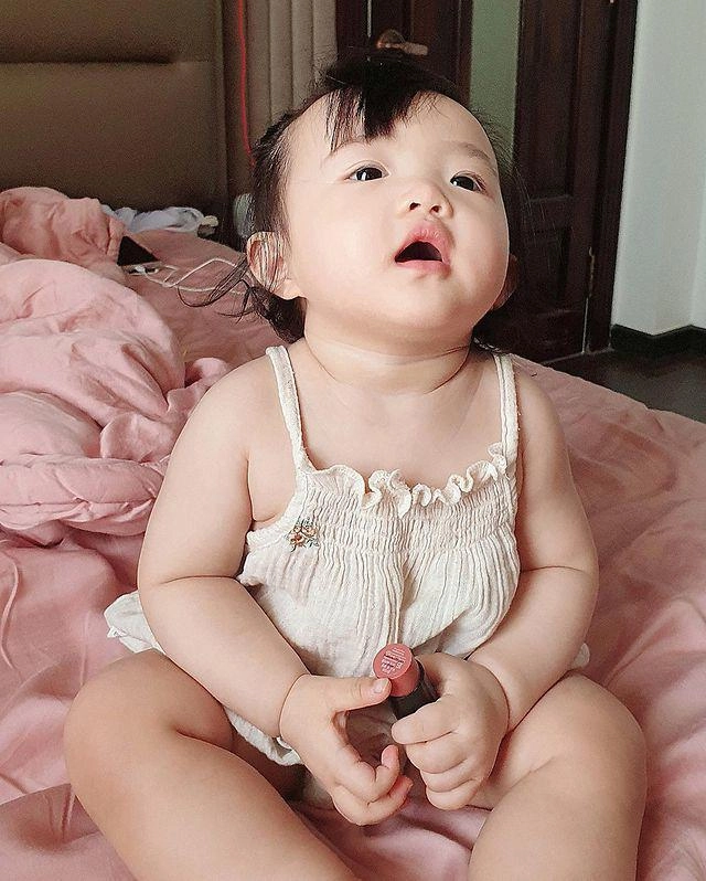 Con gái đông nhi ông cao thắng càng lớn càng xinh như thiên thần da trắng ngần bụ bẫm - 3