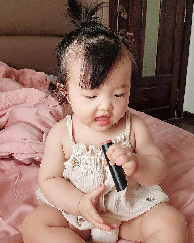 Con gái đông nhi ông cao thắng càng lớn càng xinh như thiên thần da trắng ngần bụ bẫm - 4