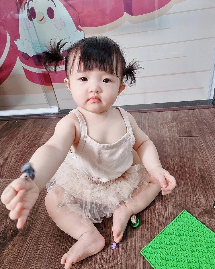 Con gái đông nhi ông cao thắng càng lớn càng xinh như thiên thần da trắng ngần bụ bẫm - 6