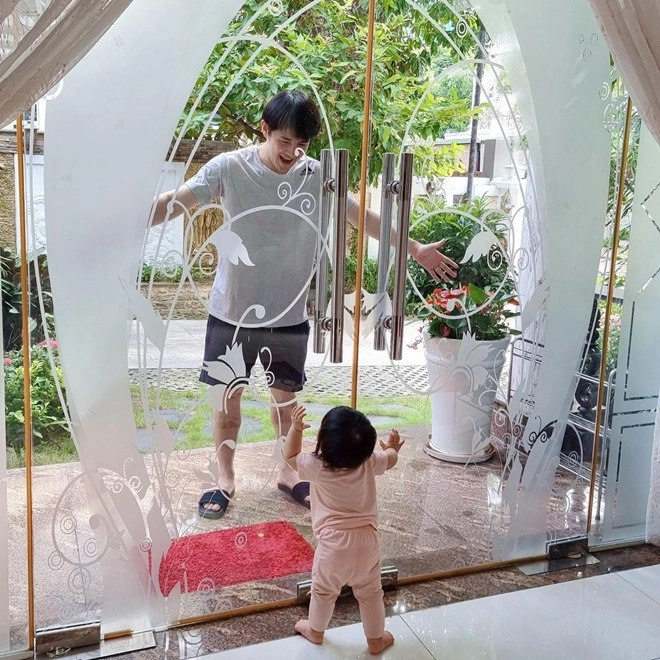 Con gái đông nhi ông cao thắng càng lớn càng xinh như thiên thần da trắng ngần bụ bẫm - 7