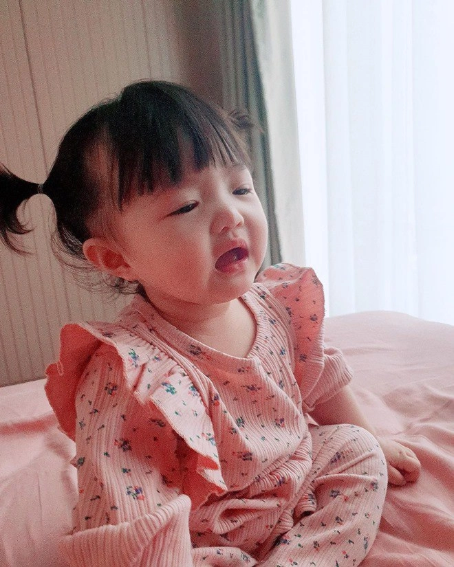 Con gái đông nhi ông cao thắng càng lớn càng xinh như thiên thần da trắng ngần bụ bẫm - 13