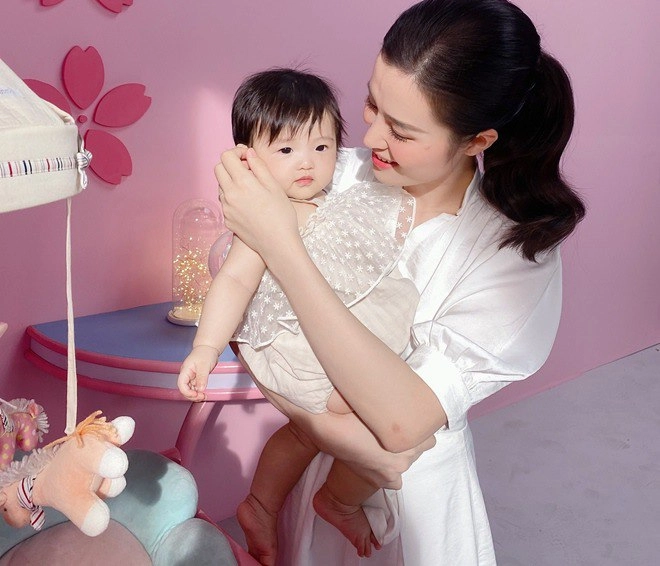 Con gái đông nhi ông cao thắng càng lớn càng xinh như thiên thần da trắng ngần bụ bẫm - 17