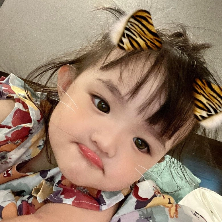 Con gái đông nhi ông cao thắng lớnxinh như búp bê da trắng môi đỏ mắt bồ câu - 1