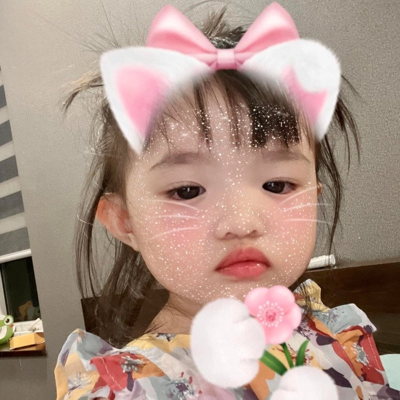 Con gái đông nhi ông cao thắng lớnxinh như búp bê da trắng môi đỏ mắt bồ câu - 2