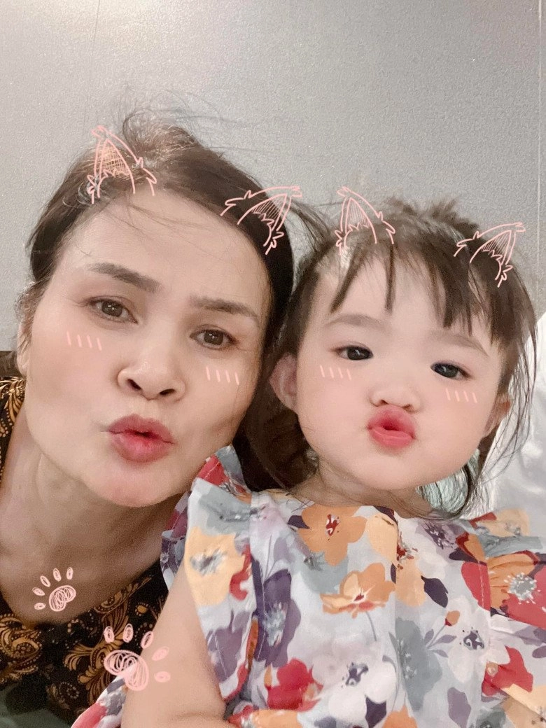 Con gái đông nhi ông cao thắng lớnxinh như búp bê da trắng môi đỏ mắt bồ câu - 6