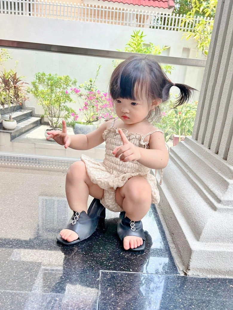 Con gái đông nhi ông cao thắng lớnxinh như búp bê da trắng môi đỏ mắt bồ câu - 7