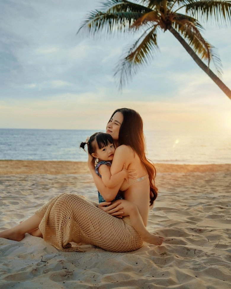 Con gái đông nhi ông cao thắng lớnxinh như búp bê da trắng môi đỏ mắt bồ câu - 8