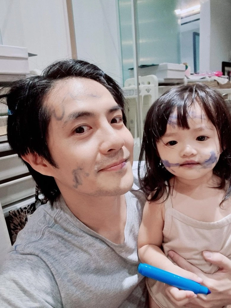 Con gái đông nhi ông cao thắng lớnxinh như búp bê da trắng môi đỏ mắt bồ câu - 11