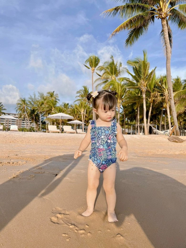 Con gái đông nhi ông cao thắng lớnxinh như búp bê da trắng môi đỏ mắt bồ câu - 12