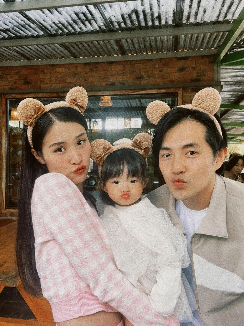 Con gái đông nhi ông cao thắng nổi bần bật khi đeo nơ chuột tạo dáng nhí nhố - 1