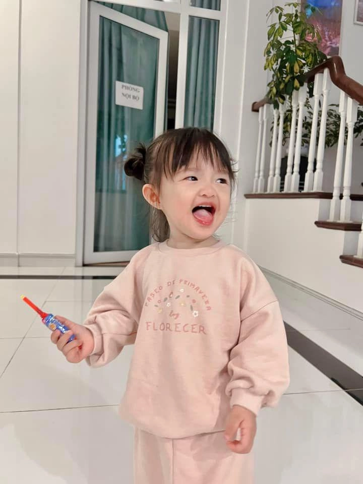 Con gái đông nhi ông cao thắng nổi bần bật khi đeo nơ chuột tạo dáng nhí nhố - 3