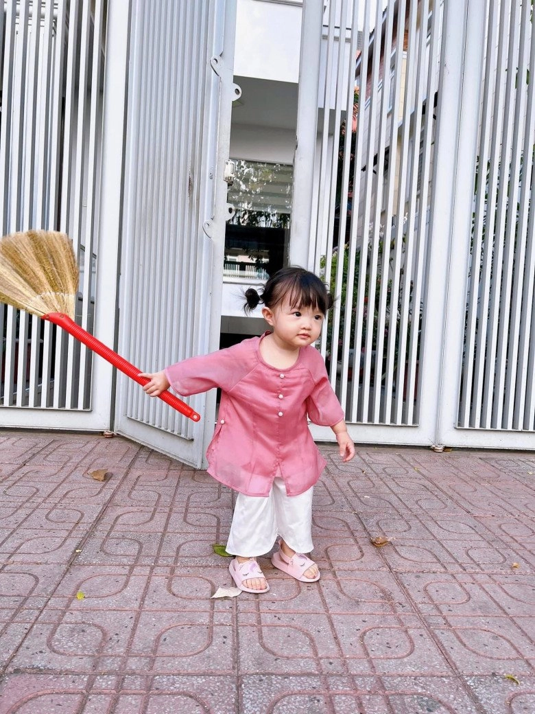 Con gái đông nhi ông cao thắng nổi bần bật khi đeo nơ chuột tạo dáng nhí nhố - 8