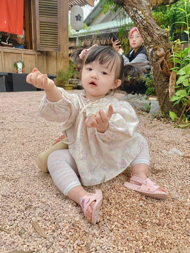 Con gái đông nhi ông cao thắng nổi bần bật khi đeo nơ chuột tạo dáng nhí nhố - 9