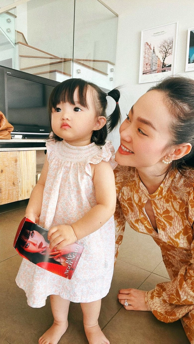 Con gái đông nhi ông cao thắng nổi bần bật khi đeo nơ chuột tạo dáng nhí nhố - 12