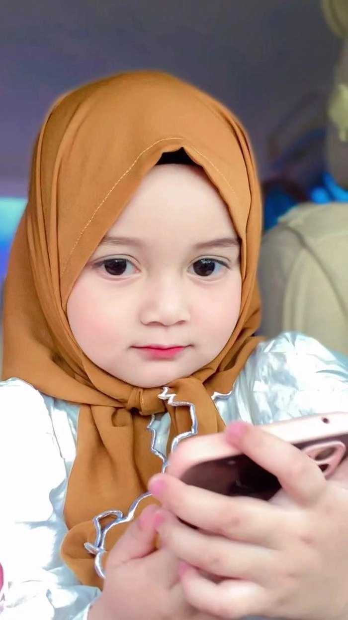 Con gái được khen xinh như búp bê mẹ bé lộ diện khiến tất cả vỡ òa - 1