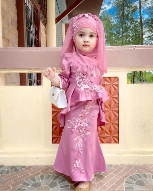 Con gái được khen xinh như búp bê mẹ bé lộ diện khiến tất cả vỡ òa - 2