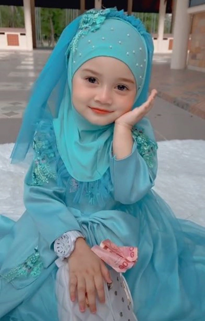 Con gái được khen xinh như búp bê mẹ bé lộ diện khiến tất cả vỡ òa - 9