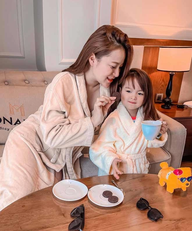 Con gái dv hương vị tình thân 5 tuổi đẹp hệt mẹ mỹ nhân nhiều đạo diễn mời đi quay - 4