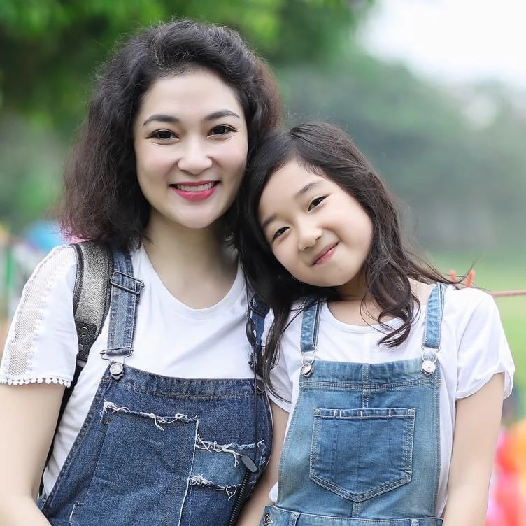 Con gái hh nguyễn thị huyền lần đầu đi guốc cao catwalk truyền nhân của nàng hậu đây rồi - 1