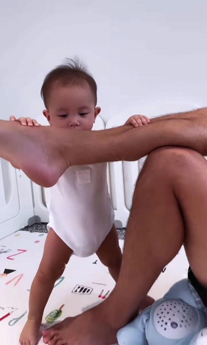 Con gái hồ ngọc hà 9 tháng đã chập chững tập đi đôi chân thẳng tắp ai cũng xuýt xoa - 8