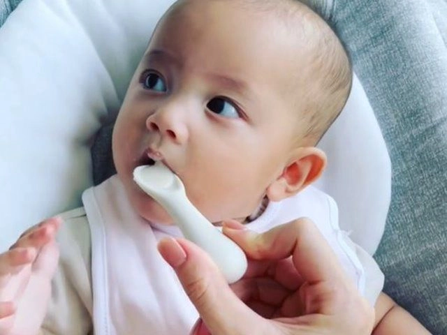 Con gái hồ ngọc hà 9 tháng đã chập chững tập đi đôi chân thẳng tắp ai cũng xuýt xoa - 13