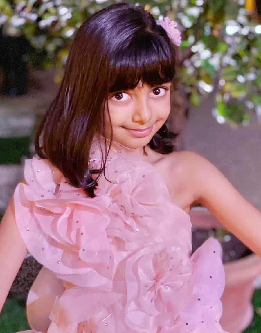 Con gái hoa hậu đẹp nhất mọi thời đại hưởng gen đẹp của mẹ điệu cười cũng y 1 kiểu - 12