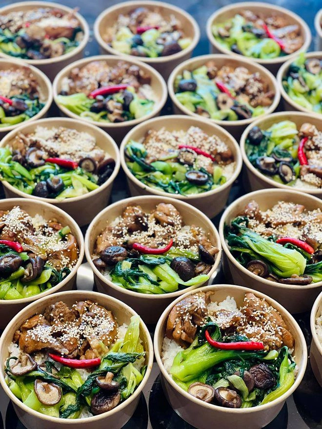 Con gái hoa hậu jennifer phạm cùng mẹ nấu cơm gà cháo bào ngư gửi tuyến đầu chống dịch - 2