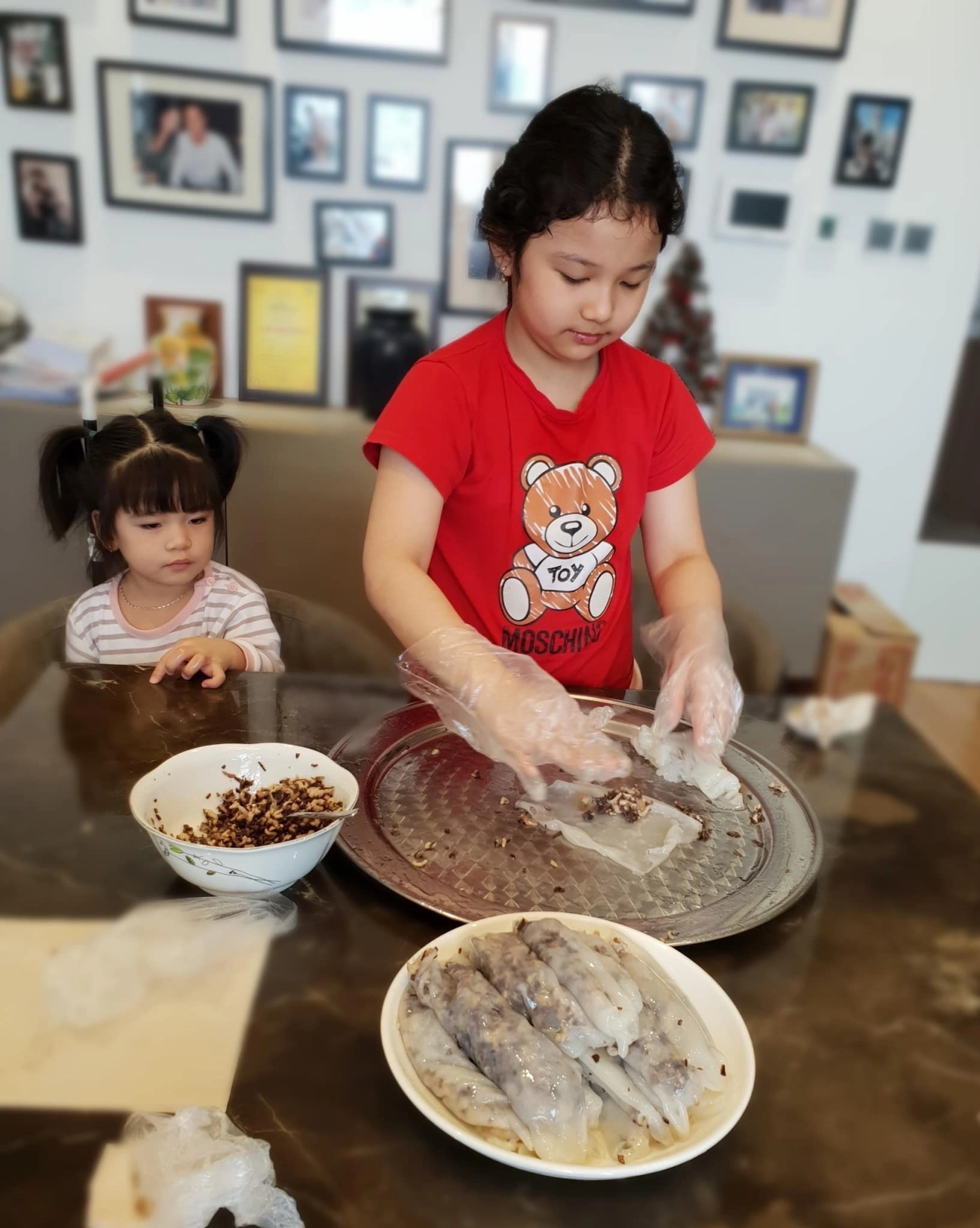 Con gái jennifer phạm càng lớn càng xinh giống hệt bố khéo tay làm bánh cuốn tặng mẹ - 1