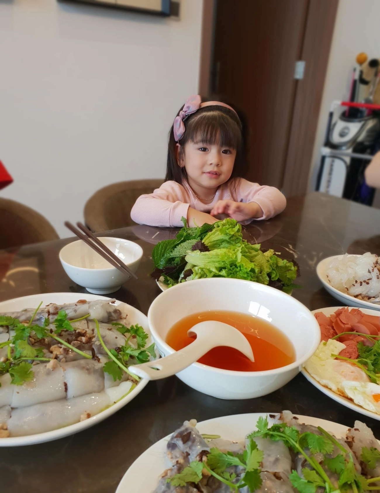Con gái jennifer phạm càng lớn càng xinh giống hệt bố khéo tay làm bánh cuốn tặng mẹ - 3