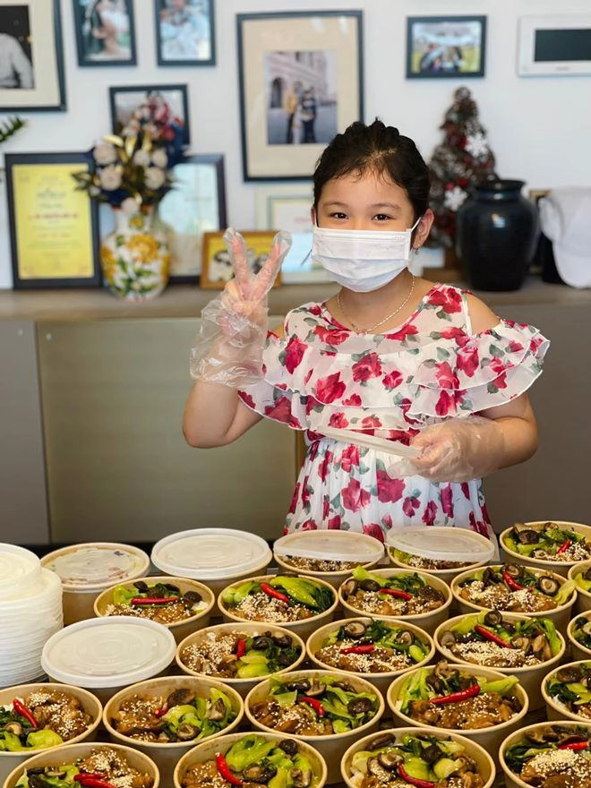 Con gái jennifer phạm càng lớn càng xinh giống hệt bố khéo tay làm bánh cuốn tặng mẹ - 10