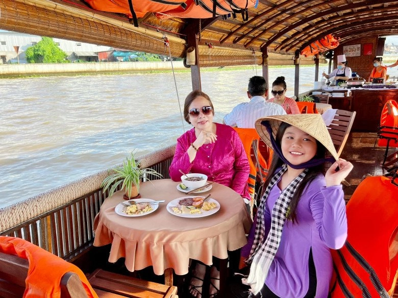 Con gái jennifer phạm mặc áo bà ba hóa cô ba cần thơ ra dáng tiểu thư miền tây sang chảnh - 3