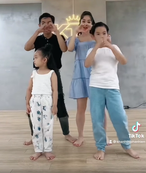Con gái khánh thi phan hiển nhảy cực khéo lắc hông dẻo khi có bố mẹ thì khác hẳn - 1