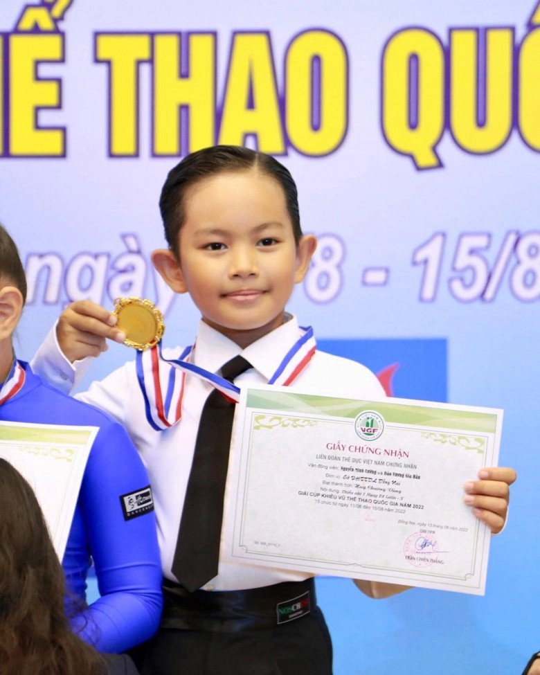 Con gái khánh thi phan hiển nhảy cực khéo lắc hông dẻo khi có bố mẹ thì khác hẳn - 7