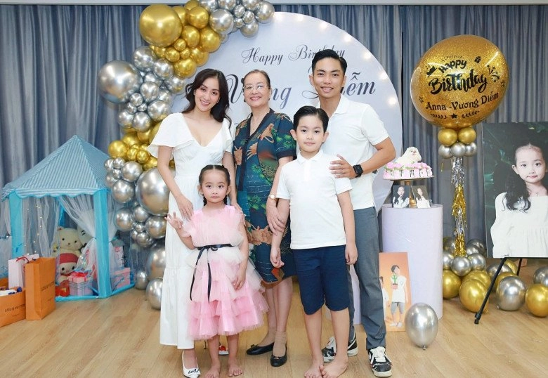 Con gái khánh thi tròn 4 tuổi xinh như công chúa nhìn hình là biết mợ chảnh được cả nhà cưng - 4