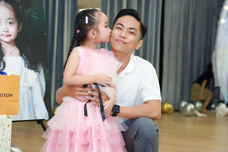 Con gái khánh thi tròn 4 tuổi xinh như công chúa nhìn hình là biết mợ chảnh được cả nhà cưng - 5