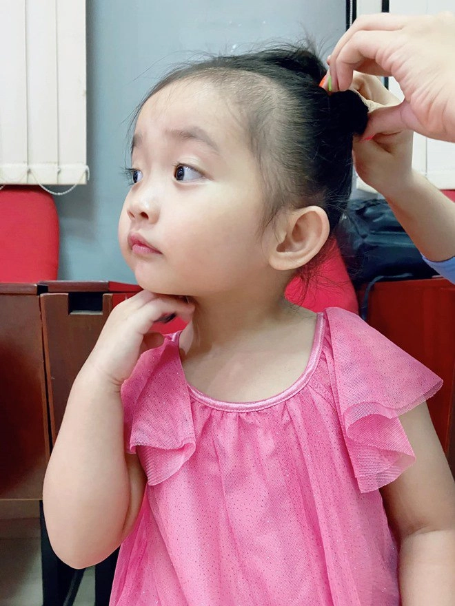 Con gái khánh thi xinh đẹp kiêu sa chụp ảnh với mẹ nhưng không cười đúng kiểu mợ chảnh - 17