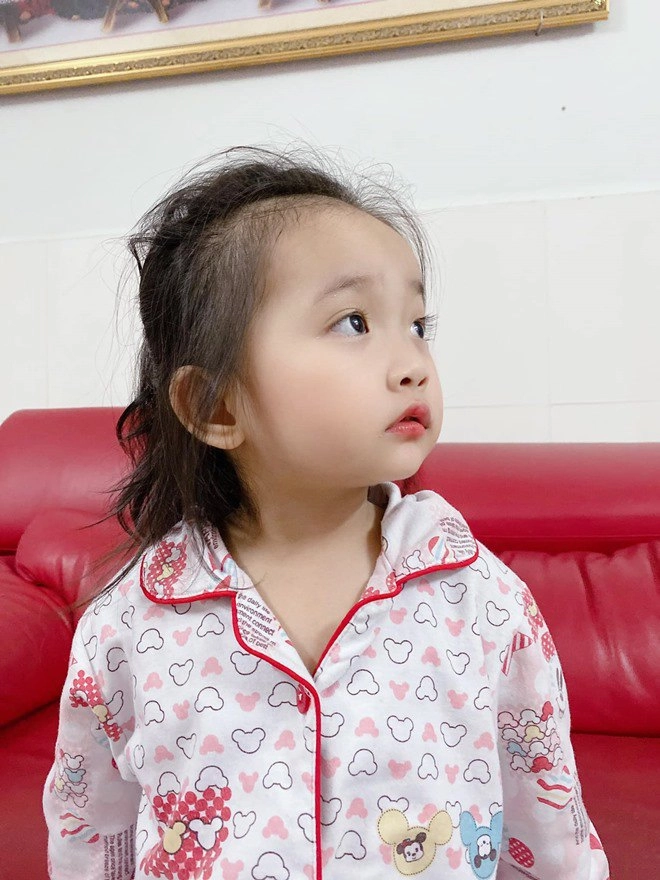 Con gái khánh thi xinh đẹp kiêu sa chụp ảnh với mẹ nhưng không cười đúng kiểu mợ chảnh - 18