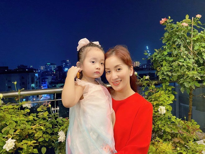 Con gái khánh thi xinh đẹp kiêu sa chụp ảnh với mẹ nhưng không cười đúng kiểu mợ chảnh - 20