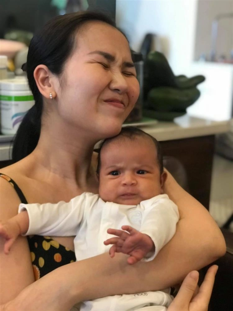 Con gái lai ấn giống y bố võ hạ trâm ghen tỵ khi bé được quan tâm hơn mẹ - 13